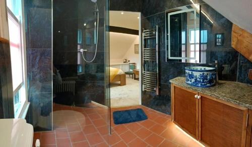 约克乔治之地旅馆的带淋浴的浴室和玻璃门