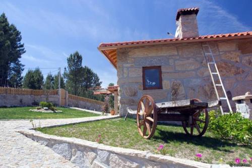 塞洛里库迪巴什图Retiro de Basto的前面有木车的石头房子