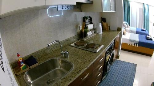 沙姆沙伊赫Deluxe Apartment Delta Sharm的厨房配有水槽和台面