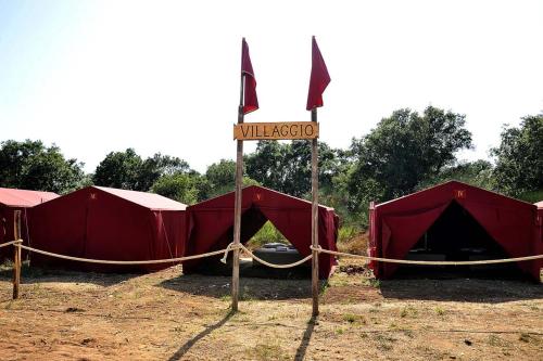 罗马Tenda a Roma World的一群红色帐篷,上面标有荒野的标语
