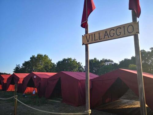 罗马Tenda a Roma World的前面有标志的红帐篷
