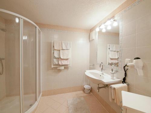 大基希海姆扎克茨维特酒店的一间带水槽和淋浴的浴室