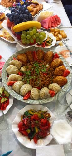 卡拉科尔Ala-Kul guesthouse in Altyn-Arashan的一张桌子,上面放着几盘食物