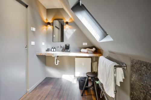 克诺克－海斯特luxe duplex met privé parking的一间带水槽和镜子的浴室