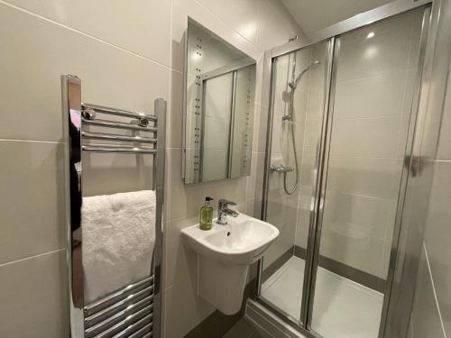 凯西克Wordsworth House的带淋浴和盥洗盆的白色浴室