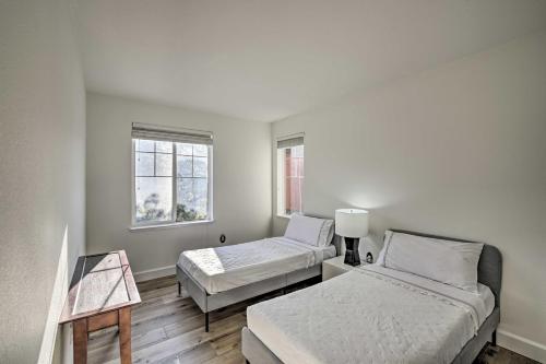 南旧金山San Francisco Getaway with Luxury Amenities!的一间卧室设有两张床和窗户。
