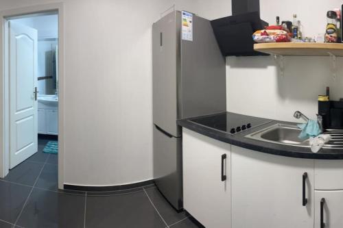 门兴格拉德巴赫2Schlafenzimmer waschen möglich的厨房配有冰箱和水槽