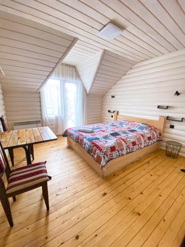 亚布卢尼齐亚Royal Yablunytsya的一间卧室配有一张床,铺有木地板