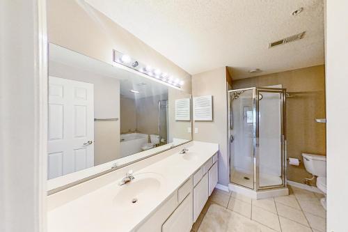 北默特尔海滩Tidewater Retreat的白色的浴室设有水槽和淋浴。