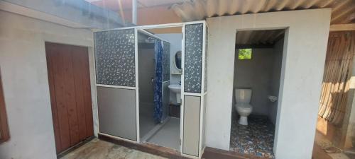 贾夫纳Aache Veedu Farm House的带淋浴和卫生间的浴室