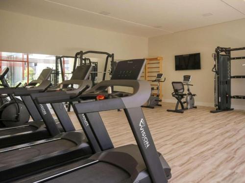 皮帕Île de Pipa com Hidromassagem的一间健身房,里面配有跑步机和机器
