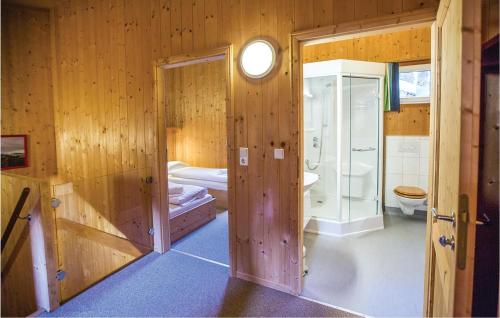 上陶恩Stunning Home In Hohentauern With 4 Bedrooms的带淋浴和卫生间的浴室。