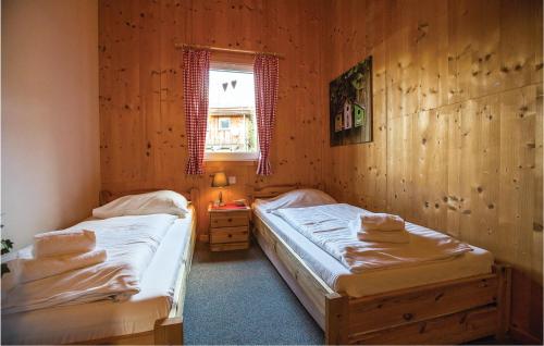 上陶恩Stunning Home In Hohentauern With 4 Bedrooms的木墙客房 - 带两张单人床