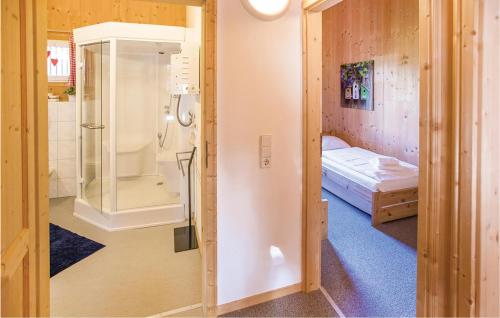 上陶恩Beautiful Home In Hohentauern With 4 Bedrooms的带淋浴的浴室和客房内的一张床