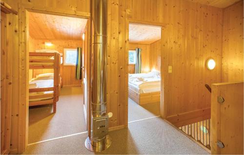 上陶恩Beautiful Home In Hohentauern With 4 Bedrooms的一间小房间,设有两张双层床和一间浴室
