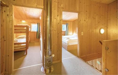 上陶恩Stunning Home In Hohentauern With 3 Bedrooms的一间小房间,设有两张双层床和一间浴室
