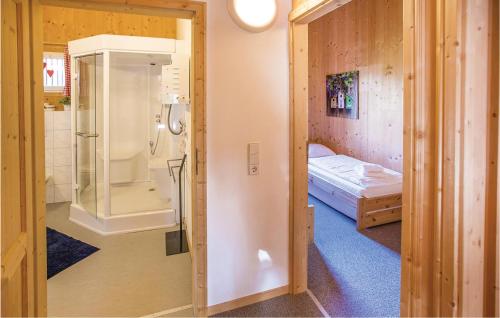 上陶恩Stunning Home In Hohentauern With 3 Bedrooms的带淋浴的浴室和客房内的一张床