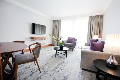 伦敦Sanctum Maida Vale的客厅配有沙发和桌子