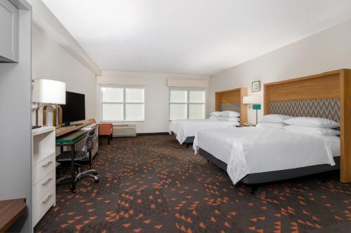 温特黑文温特黑文酒店的酒店客房配有两张床和一张书桌
