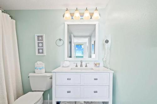 德斯坦Beachfront Retreat- "The Getaway"的浴室设有白色水槽和镜子
