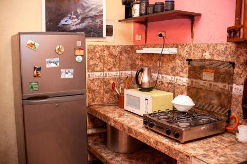 特鲁希略Ugarte Street的厨房配有冰箱、炉灶和微波炉