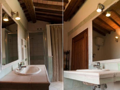 基亚恩尼Villa Campo的浴室设有2个水槽和镜子