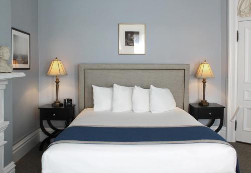 匹兹堡普里奥里酒店的卧室配有带白色枕头的大床