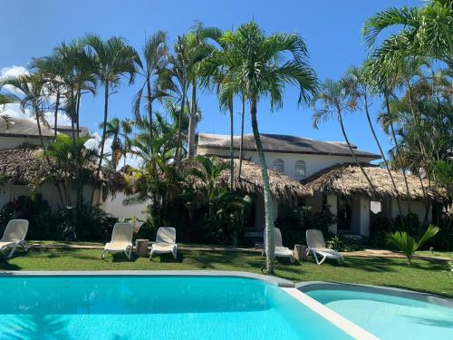 拉斯特拉纳斯拉托尔图加酒店的一个带游泳池和棕榈树的度假村