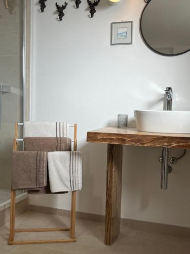 洛伊查赫Bullas Weinlandstudio的一间带水槽、镜子和椅子的浴室