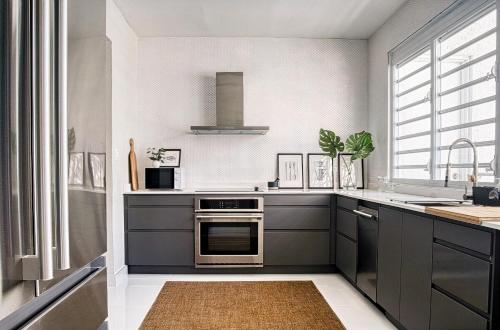 圣胡安Enjoy our Luxurious Penthouse in Condado!的厨房配有灰色橱柜和水槽