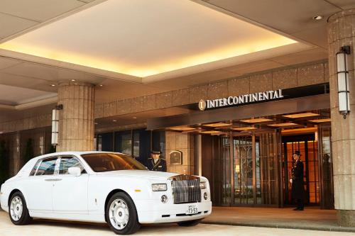 东京东京湾洲际酒店的停在大楼前的白色汽车