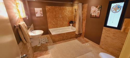 BārbārLuxury holiday villas in Bahrain for Families的带淋浴、盥洗盆和卫生间的浴室