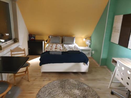 斯德哥尔摩Pink House Room#1 Stockholm的一间设有床铺的卧室,位于一个拥有绿色墙壁的房间
