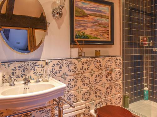 Holmbury Saint MaryChapel Cottage,的一间带水槽和镜子的浴室