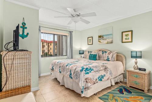 圣奥古斯丁海滩Unit 5211 - Ocean Racquet Resort的一间卧室配有一张床和吊扇