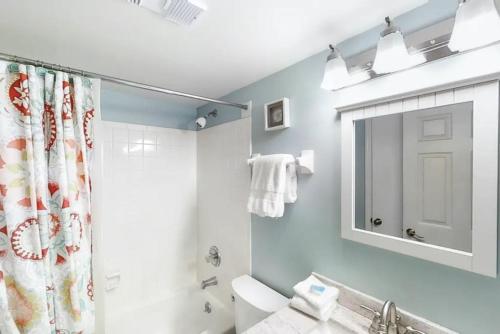 圣奥古斯丁海滩3118 Near Ocean 1st Floor SE的带淋浴、卫生间和盥洗盆的浴室
