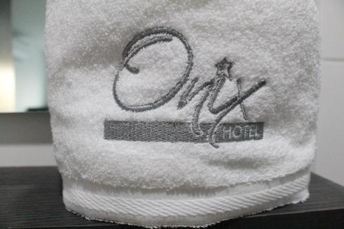 内瓦Onix Hotel的一条布满雪字的毛巾