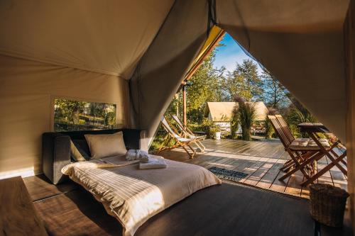 马里博尔Luxury vineyard resort Chateau Ramšak的带甲板的帐篷