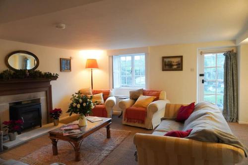 切尔滕纳姆The Snicket - Traditional Cotswold Home的带沙发和壁炉的客厅