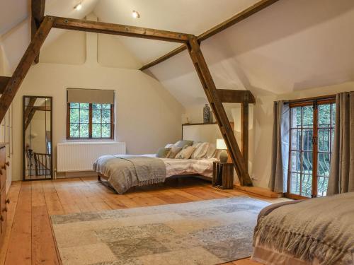 ChipperfieldThe Barn的阁楼上的卧室配有两张床