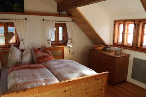 FerndorfDie Mirnockhütte的一间卧室配有一张床、梳妆台和窗户。