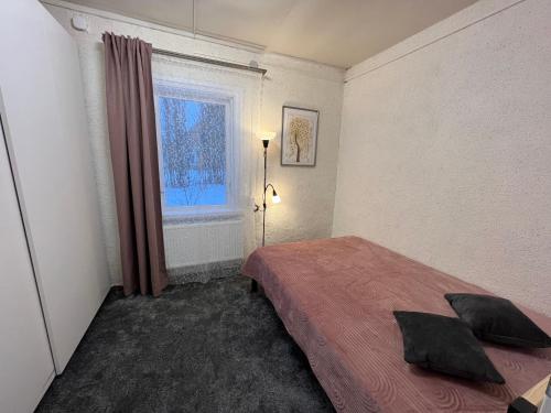 KaltanėnaiVila Arjola的一间卧室设有一张床和一个窗口