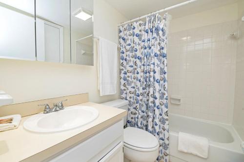 圣奥古斯丁海滩3203 Near Ocean 2nd Floor NW的一间带水槽、卫生间和淋浴的浴室
