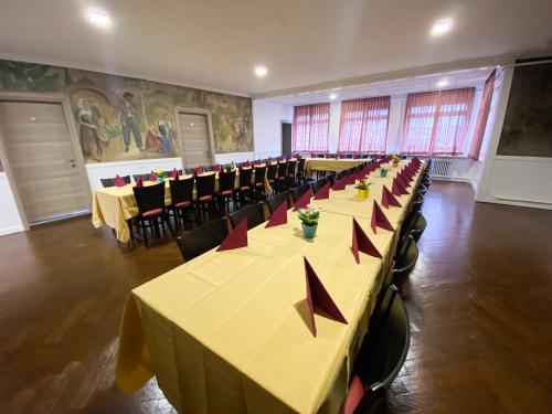 HerzogenbuchseeHotel da Luca的大房间设有桌椅和红色弓