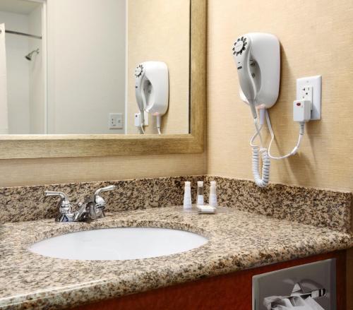 丹佛国际机场贝蒙特旅馆套房酒店的一间浴室