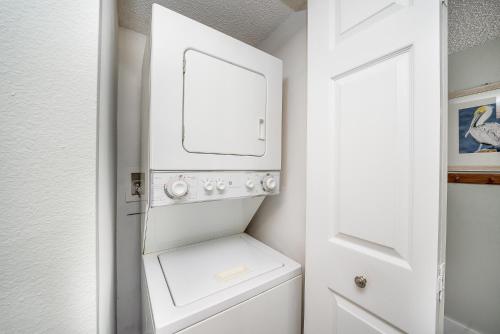 圣奥古斯丁Beach Condo Getaway的白色洗衣房配有洗衣机和烘干机