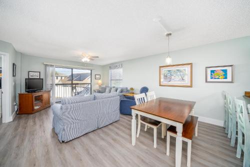 圣奥古斯丁Beach Condo Getaway的客厅配有桌子和沙发