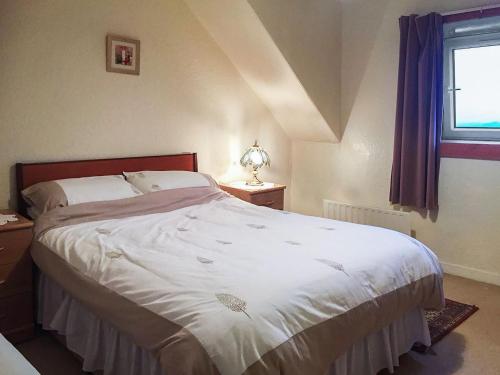 塔伯特Tigh Mairi的卧室设有一张白色大床和一扇窗户。