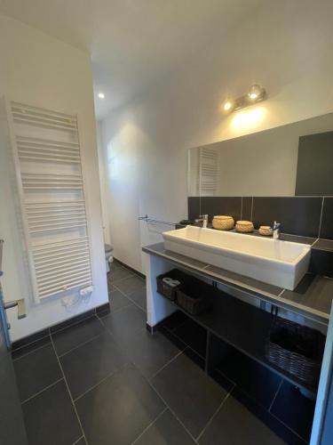 卡西斯Home Cassis - Maison Les Calanques - Piscine chauffée的一间带水槽和大镜子的浴室