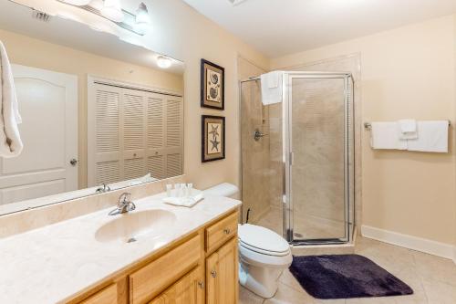 奥兰治比奇Phoenix West II #2313的带淋浴、盥洗盆和卫生间的浴室